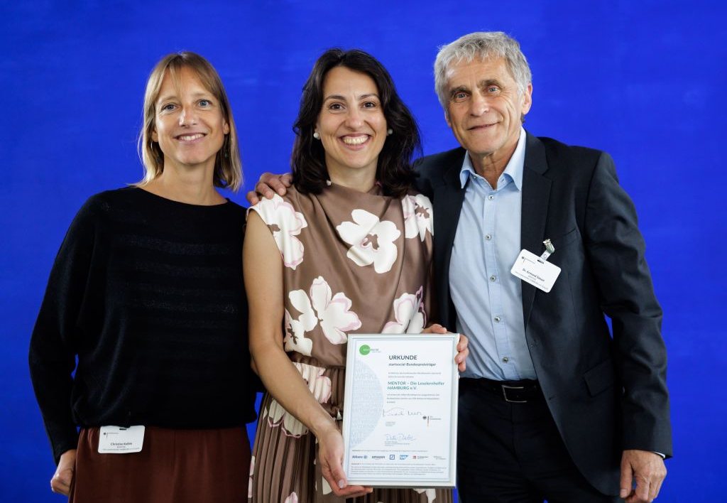 Linda Nikolova mit der Urkunde des startsocial-Bundespreises 2026 für MENTOR HAMBURG e.V.