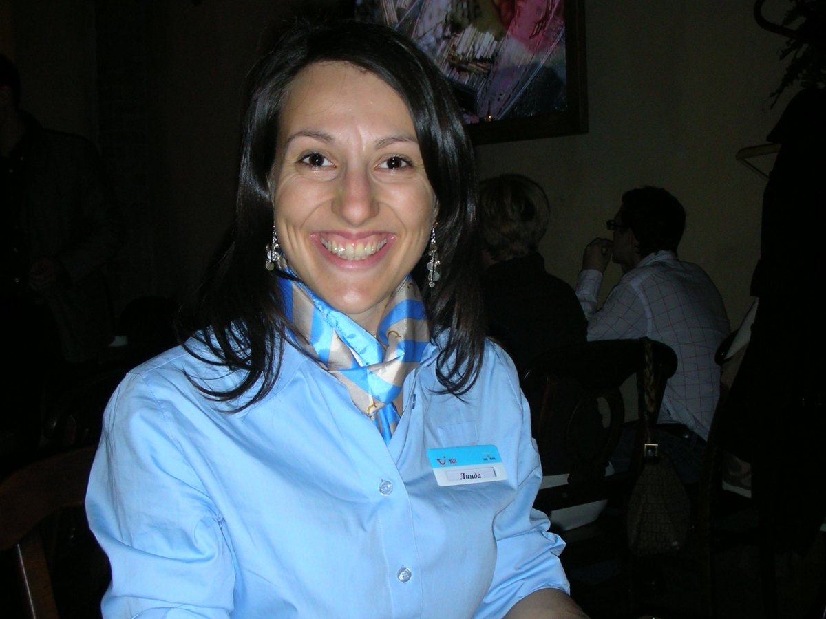 Linda Nikolova bei TUI in Moskau, im TUI-Hemd mit Halstuch und Namensschild